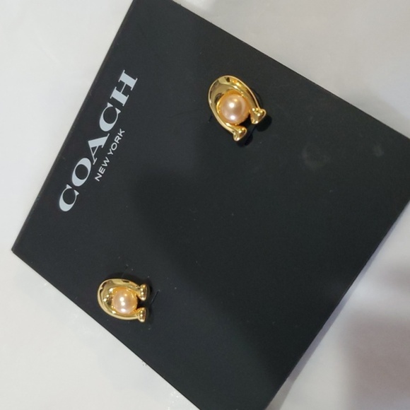 Coach monogram coach C logo pink pearl‎ stud earrings new - Picture 3 of 8
